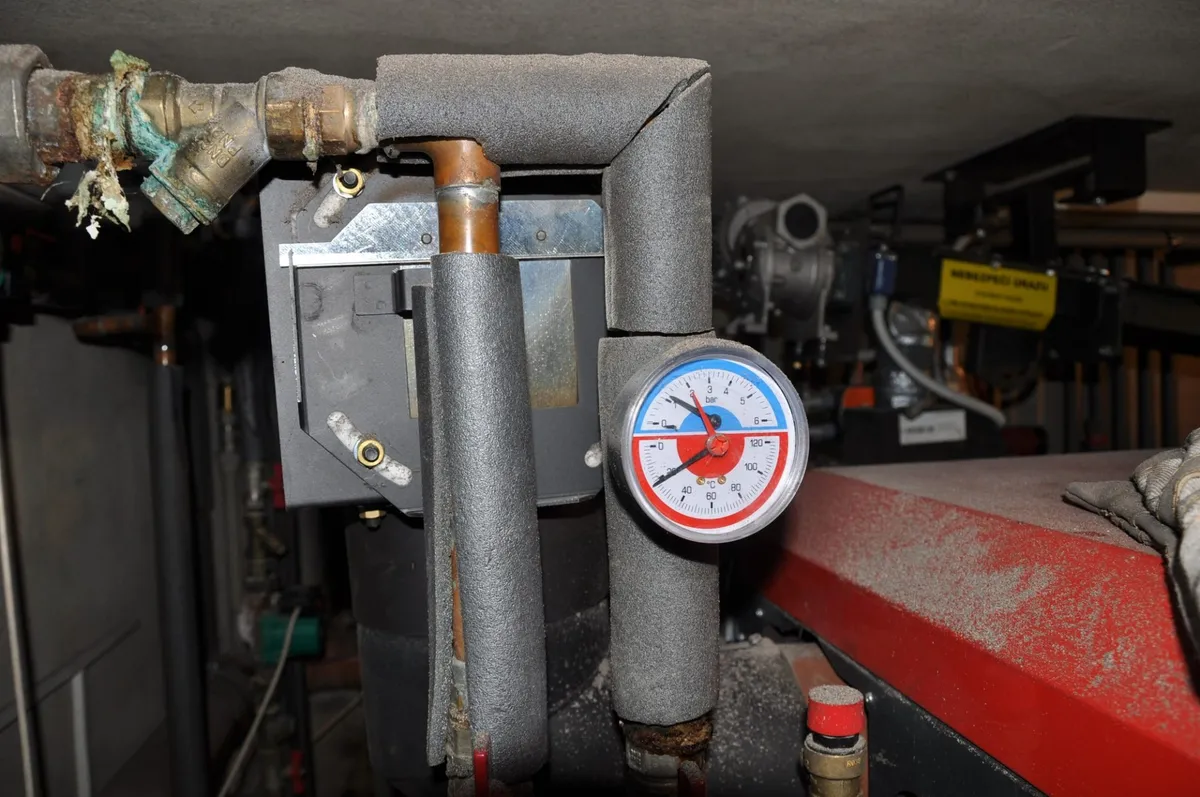 Technik kontroluje otevřený plynový kotel
