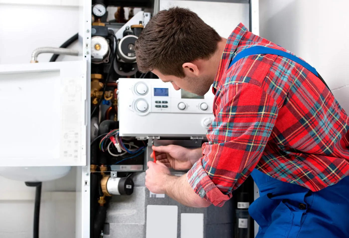 Technik při servisu plynového kotle